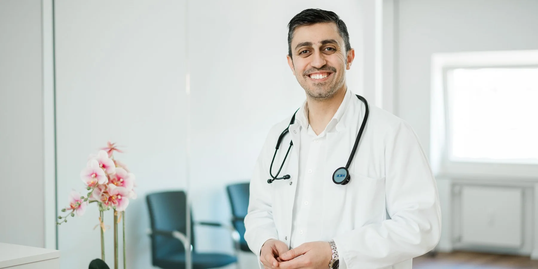 Privater Kardiologe Dr. med. Hani Al-Terki im Patientengespräch